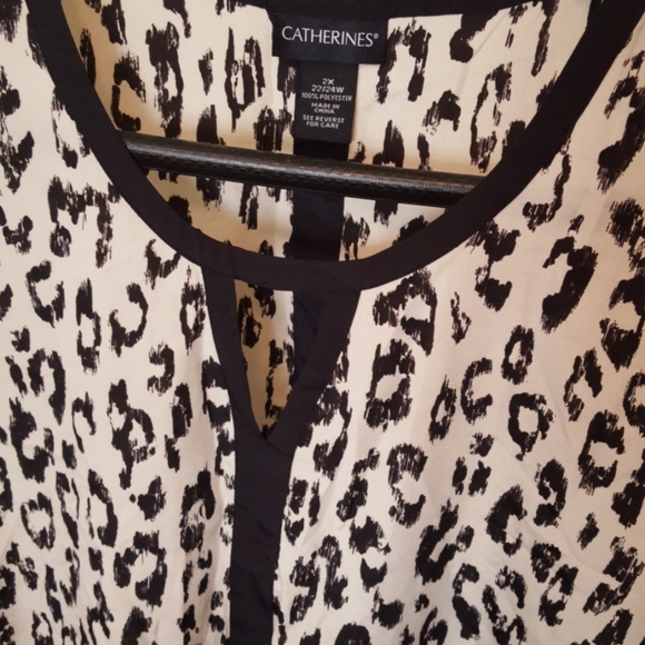 Woman's animal print blouse - Picture 2 of 5